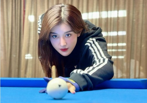 Á hậu Huyền My mặc váy ngắn cũn đi đánh bida, có cách "chữa cháy" khiến bao người trố mắt