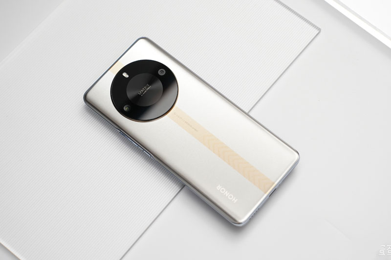 Smartphone chống nước, màn hình cong, cấu hình ‘khủng’, giá ‘hạt dẻ’