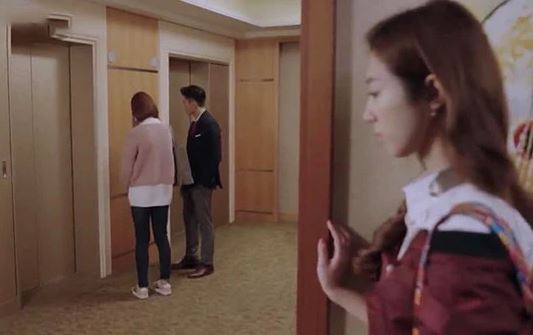 Gặp chồng dẫn đồng nghiệp vào nhà nghỉ, tôi chạy đến dúi vào tay anh 200 nghìn rồi lặng lẽ về nhà nấu một bữa tối thịnh soạn