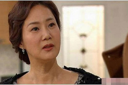 Mẹ chồng ngăn cản không cho vào phòng ngủ, nguyên nhân thật sự khiến tôi quỵ xuống bật khóc nức nở