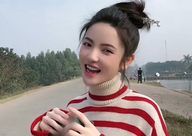 Quang Hải đi thi đấu, Chu Thanh Huyền khoe mang quà về thăm bố mẹ chồng