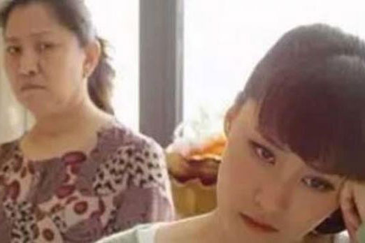 Con trai đi công tác tôi sang ngủ cùng con dâu, nửa đêm sờ bụng nó mà như 'bị sét đánh'