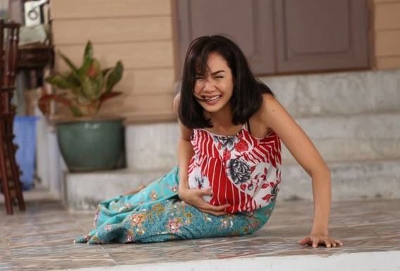 Mua cây dâu tây về đặt trước nhà cho đẹp, vậy mà nửa đêm tôi đã bị bố mẹ chồng đập cửa dựng dậy để tra khảo