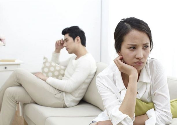 Ch&#x1ED3;ng nh&#x1EA5;t &#x111;&#x1ECB;nh kh&#xF4;ng ch&#x1ECB;u v&#x1EC1; qu&#xEA; &#x103;n gi&#x1ED7; b&#xEA;n nh&#xE0; v&#x1EE3;, b&#x1EF1;c m&#xEC;nh t&#xF4;i n&#xF3;i: &#x27;T&#x1EEB; nay vi&#x1EC7;c nh&#xE0; ai ng&#x1B0;&#x1EDD;i &#x111;&#x1EA5;y lo&#x27;, ch&#x1ED3;ng t&#xF4;i li&#x1EC1;n &#x111;&#xE1;p l&#x1EA1;i m&#x1ED9;t c&#xE2;u kh&#xF4;ng th&#x1EC3; ch&#x1ED1;i tai h&#x1A1;n