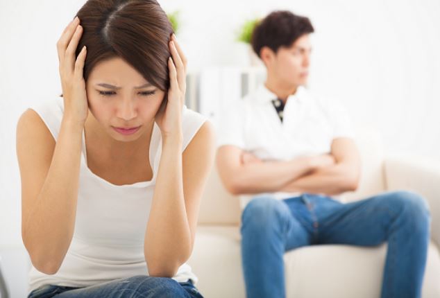 Nhìn ảnh cưới của mình bị vứt chỏng chơ trên xe đổ rác, tôi chạy vào nhà hỏi chồng nhưng bộ dạng lúc đó của anh khiến tôi câm nín