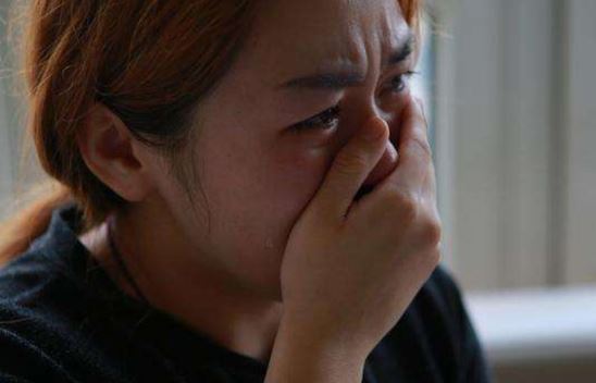 Về nhà thấy mẹ đang rửa bát còn tôi nằm dài trong phòng, chồng liền lao vào quát mắng đến khi thấy vật để trên bàn, anh vội xin lỗi tôi rối rít