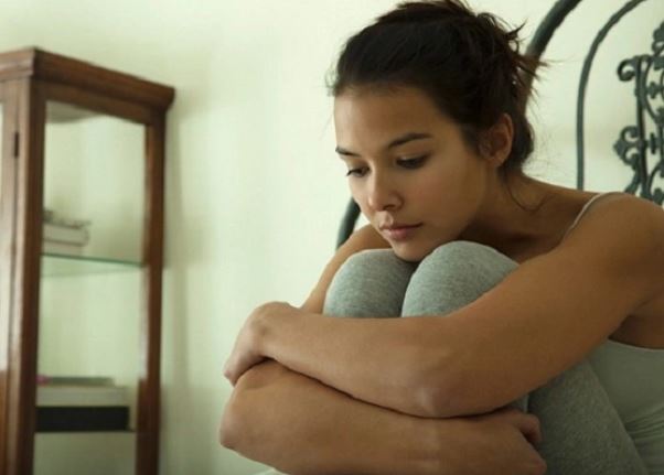 Cả nhà đang ăn cơm tối thì hàng xóm mang một chiếc hộp sang nói trả lại đồ, chồng tôi vừa mở ra xem liền quay sang tát tôi cháy má