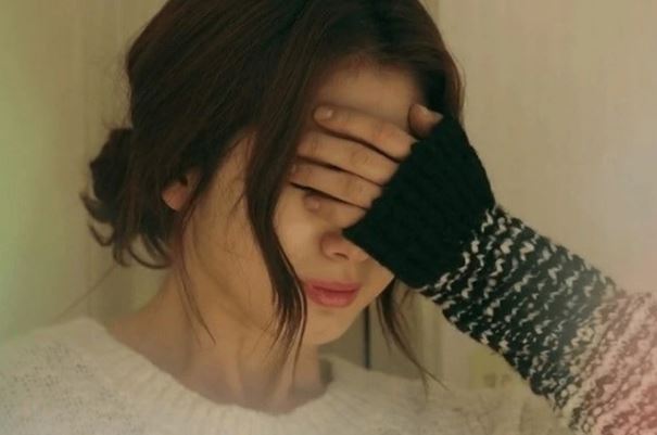 Khi họ nhà trai vừa bê tráp cưới vào thì mẹ chồng cũ xuất hiện rồi quỳ rạp xuống khóc lớn van xin tôi cứu lấy con trai bà