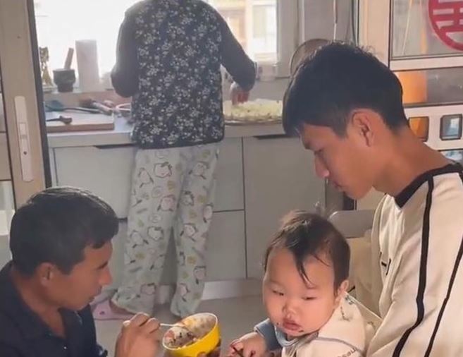 Ngủ tới 11 giờ trưa mới dậy, nàng dâu 'than thở' khi thấy cảnh trong nhà bếp