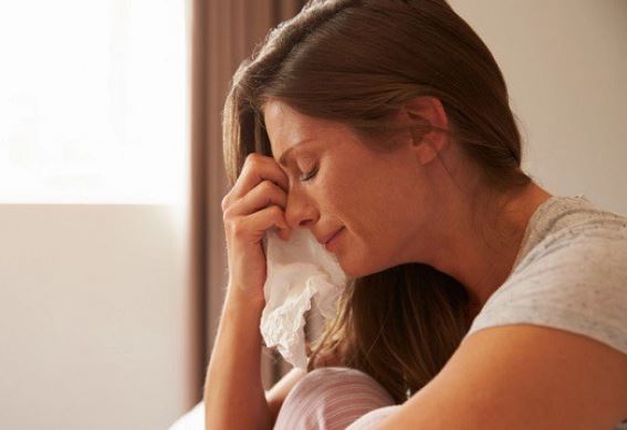 Nghe tiếng chuông cửa đêm khuya, tôi nhìn ra và bật khóc khi thấy chồng đứng dầm mưa dưới nhà còn mẹ tôi cầm cây chổi đứng canh chừng