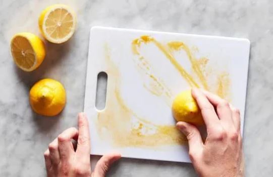 Thớt nhựa dùng lâu cáu bẩn đen sì, ngâm trong loại nước này lại sạch bong kin kít còn diệt khuẩn cực tốt