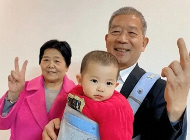 Mang thai ở tuổi 67, người phụ nữ nhất quyết sinh con ra bất chấp sự khuyên can của gia đình, cuộc sống hiện tại đầy bất ngờ