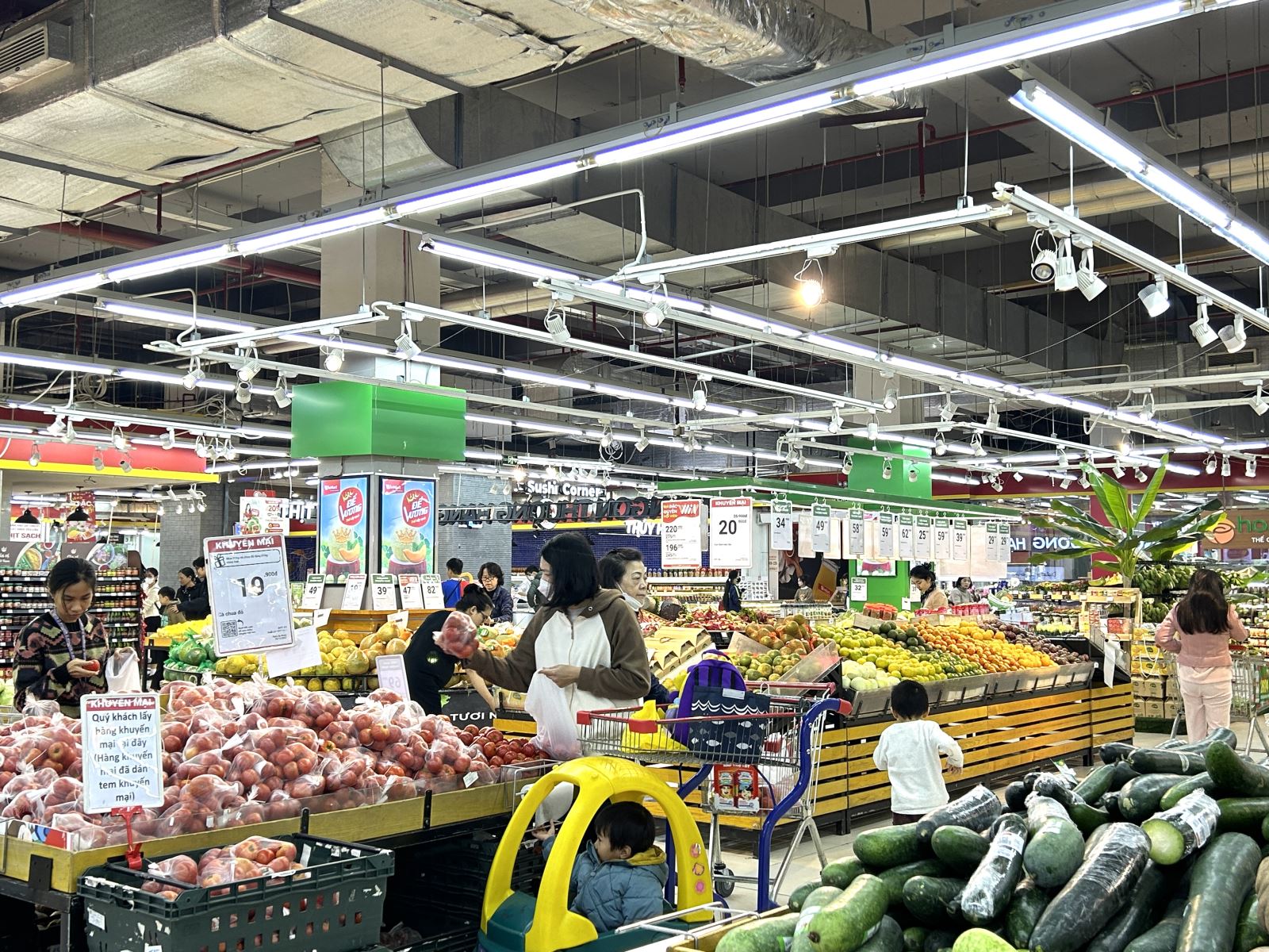 Doanh nghi&#x1EC7;p b&#xE1;n l&#x1EBB; tung nhi&#x1EC1;u khuy&#x1EBF;n m&#x1EA1;i d&#x1ECB;p T&#x1EBF;t, gi&#x1EA3;m gi&#xE1; g&#x1EA7;n 50%