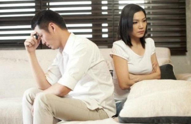 Trước khi về quê, bố dúi vào tay cho vợ tôi một túi vàng khiến cô ấy bật khóc vì hối hận