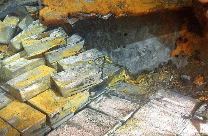 Những chiếc hòm sắt được tìm thấy dưới đáy hồ năm 2001.
