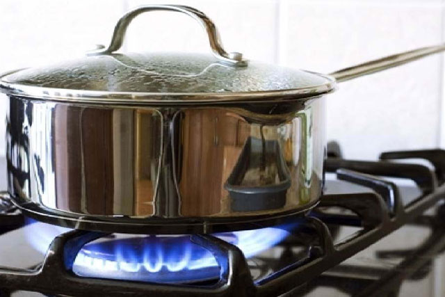 Mẹo tránh đen nồi khi dùng bếp ga