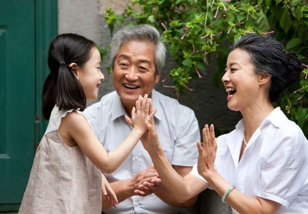 Vừa đến cổng nhà của bố mẹ chồng, chúng tôi đã bị đám người lạ xua đuổi với lý do 'vào nhầm nhà'