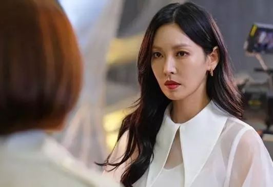 Cả công ty đều kính trọng chị dâu, tôi bực mình tiết lộ con người thật của chị ấy rất ngốc và vụng về, nào ngờ đồng nghiệp nói sự thật khiến tôi choáng váng