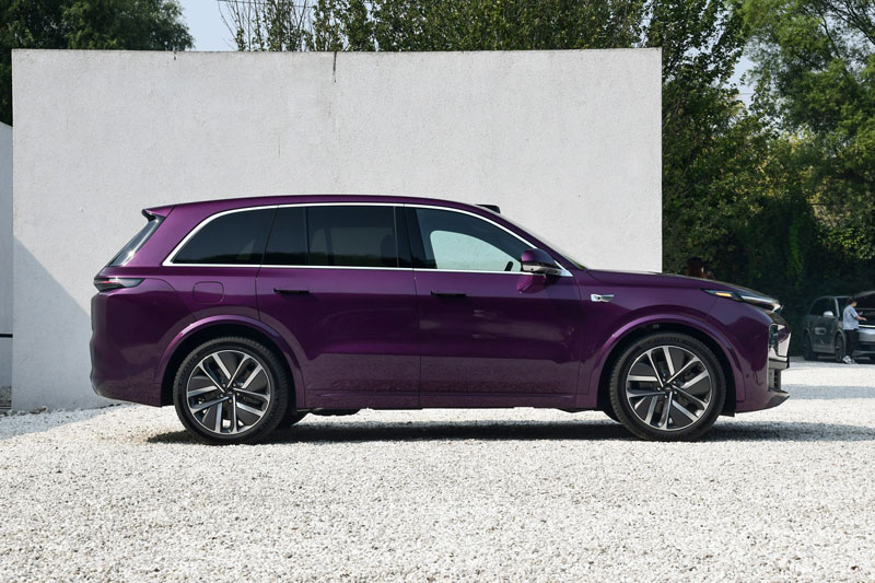 SUV công suất 440 mã lực, tiêu thụ 0,86 lít xăng/100 km giá hơn 1,1 tỷ đồng