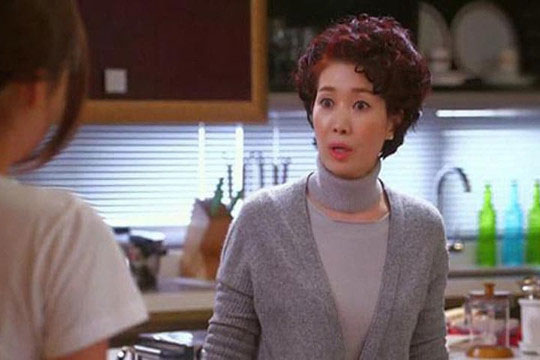 Khó chịu khi tôi cùng hai con nhỏ ngủ dậy muộn, mẹ chồng buông lời nhục mạ rồi đuổi tôi ra khỏi nhà