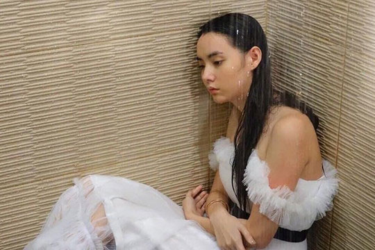 Nhớ mẹ nên cưới xong liền trở về nhà chơi trong chốc lát, chẳng ngờ khi quay về liền bị nhà chồng xỉ vả không thương tiếc