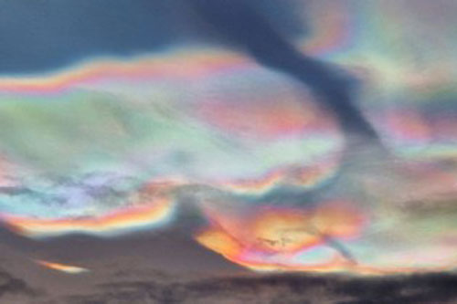 Đám mây cầu vồng cực hiếm xuất hiện trên bầu trời Bắc Cực
