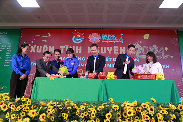 Đại học Đông Á tặng 300 vé và 2 chuyến xe Tết cho sinh viên khó khăn miền Trung – Tây Nguyên