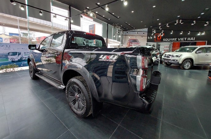 Xả hàng tồn kho, đối thủ của Ford Ranger giảm giá sâu kỷ lục lên đến 170 triệu đồng