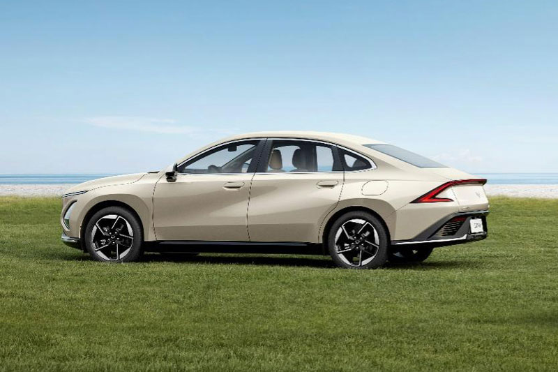 Đối thủ của Toyota Camry với công suất 177 mã lực, tiêu thụ 0,29 lít xăng/100 km, giá hơn 300 triệu đồng, khách hàng đua nhau chốt đơn