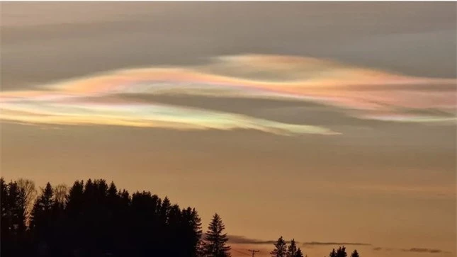 Đám mây cầu vồng cực hiếm xuất hiện trên bầu trời Bắc Cực ảnh 2