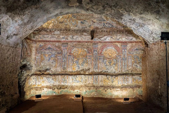 Hang động vỏ sò 2000 năm tuổi được sử dụng làm phòng ăn ngoài trời và có bức tranh khảm tường khá lớn với vỏ sò, san hô và thủy tinh có màu sắc rực rỡ. (Ảnh:Emanuele Antonio Minerva/MiC)