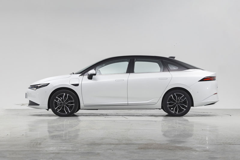 Xe sedan dài hơn 4,8 mét, công suất 211 mã lực, giá ‘hạt dẻ’