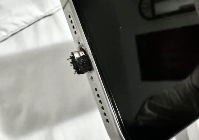 Bức ảnh chỉ ra iPhone 15 cần dùng sạc chính hãng của Apple, xài sạc giá rẻ có thể nhận cái kết đắng