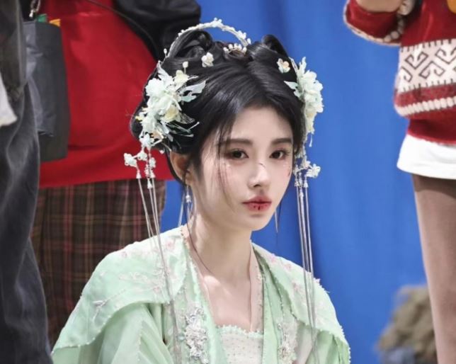 Cúc Tịnh Y lại bị chê mạnh vì quấn 'sương sa hạt lựu' chi chít quanh đầu, netizen ngán ngẩm: 'Đúng là 1000 năm như một'