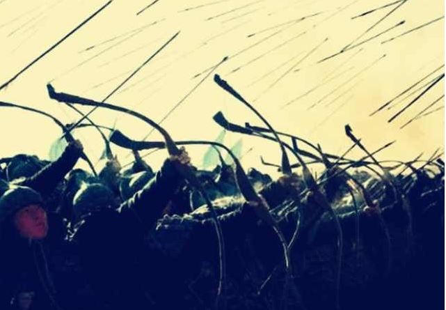 Tại sao các cung thủ thời phong kiến cổ đại lại bắn mũi tên lên trời mỗi khi ra trận?