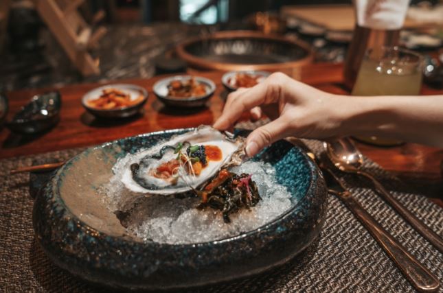Omakase: Khi giới trẻ chi cả tháng lương cho một bữa ăn không được chọn món, mỗi phần chỉ bé bằng ngón tay