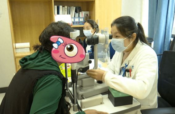 Đang dụi mắt bất ngờ thấy vật lạ rơi ra, người phụ nữ sợ hãi vội vào viện, phát hiện ra thứ kinh dị