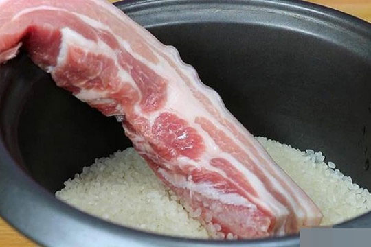 Cơm hầm thịt theo cách này ăn ngon hơn cả cơm niêu, vị lạ miệng chắc chắn khiến bạn ăn được nhiều hơn trong ngày đông