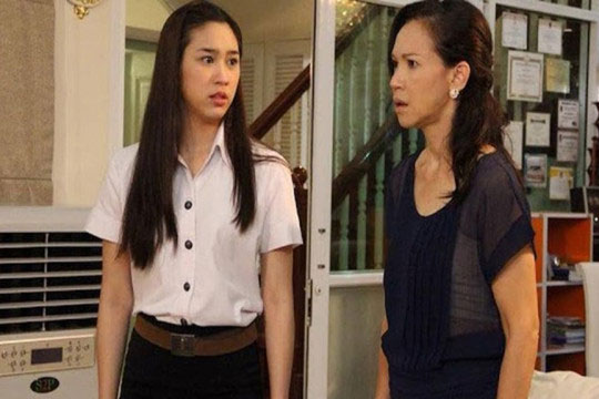 Về nhà chơi, tôi giật mình thấy mẹ đang dọn mâm bát vỡ giữa nhà, còn em dâu thì đứng chống nạnh trả treo