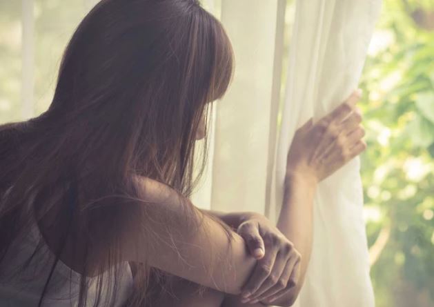 Đến thăm tôi ở cữ, nhìn phòng ngủ của mẹ con tôi, mẹ chồng ngân ngấn nước mắt rồi thu dọn quần áo xin cho tôi về lại nhà chồng