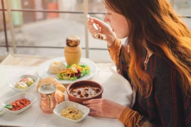 Bác sĩ Đông y: 5 thói quen thư giãn hầu như ai cũng mắc phải làm tổn hại gan và dạ dày, da khô xỉn màu