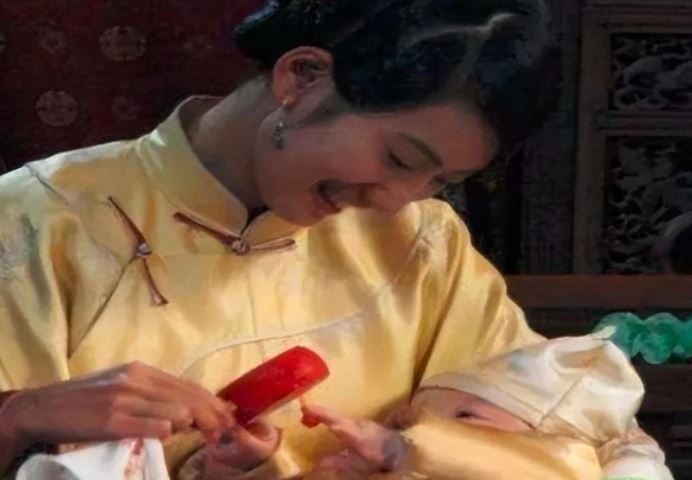 Tại sao phụ nữ thời xưa rõ ràng có thể cho con bú, nhưng các gia đình giàu thường thuê bà vú về nuôi con?