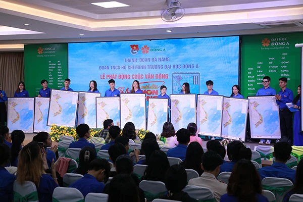 cũng trao bản đồ Việt Nam được tích hợp công nghệ thực tế ảo tăng cường AR đến đại diện sinh viên các lớp của Đại học Đông Á.