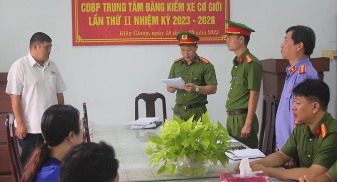 Thực hiện lệnh bắt ông Nguyễn Quốc Sử - GĐ Trung tâm đăng kiểm KIên Giang 68.01S