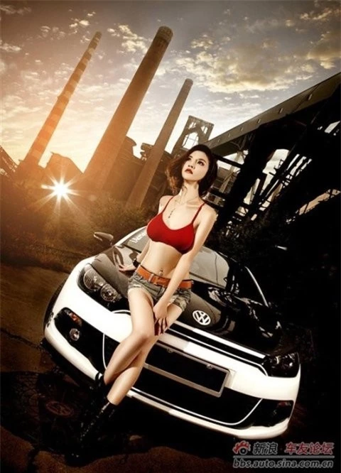 Bikini đỏ rực bên xế hộp Volkswagen ảnh 2