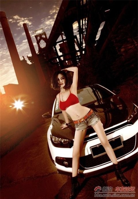 Bikini đỏ rực bên xế hộp Volkswagen ảnh 5