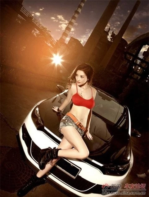 Bikini đỏ rực bên xế hộp Volkswagen ảnh 8