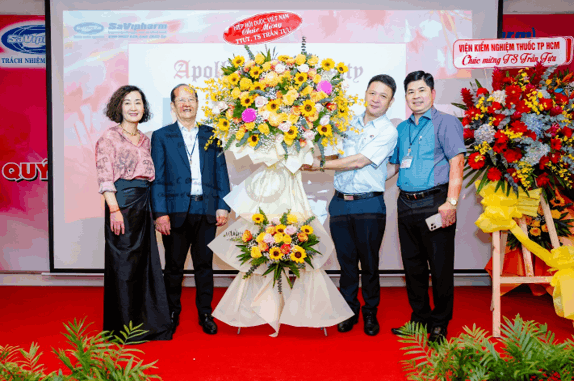 Thầy thuốc ưu tú Trần Tựu nhận bằng tiến sĩ danh dự đại học Apollos Hoa Kỳ ở tuổi 75