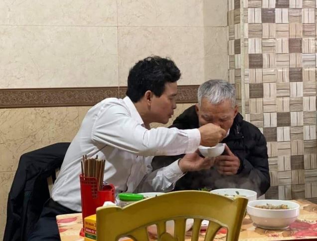 Các anh chị chồng muốn đưa bố vào viện dưỡng lão, thương ông, tôi quyết định nhận nuôi nhưng lại bị mọi người phản đối và chỉ mặt đuổi khỏi nhà