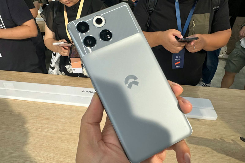 CLIP: Trên tay smartphone chống nước, cấu hình ‘siêu khủng’, nhiều công nghệ tiên tiến, giá hơn 21 triệu